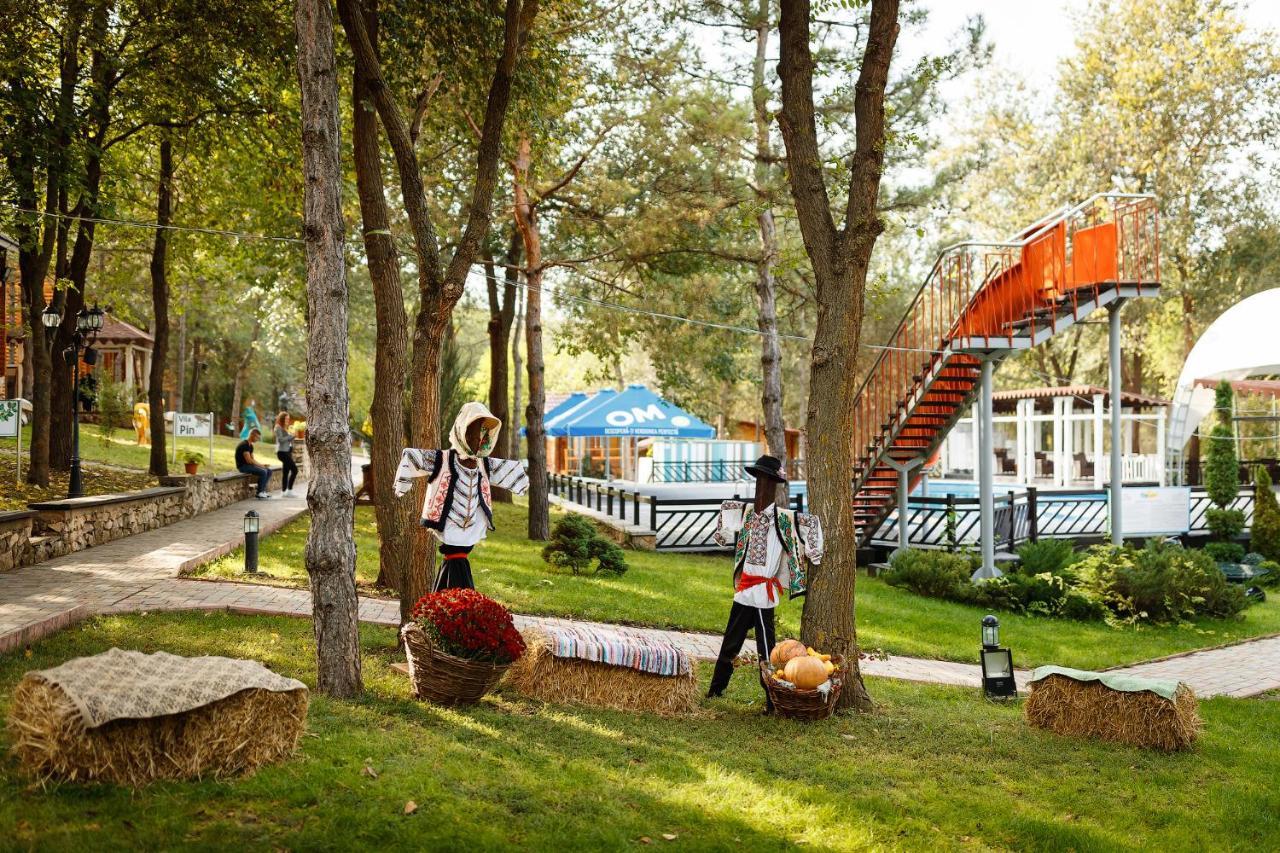 Sky Land Camping & Resort Cricova Buitenkant foto