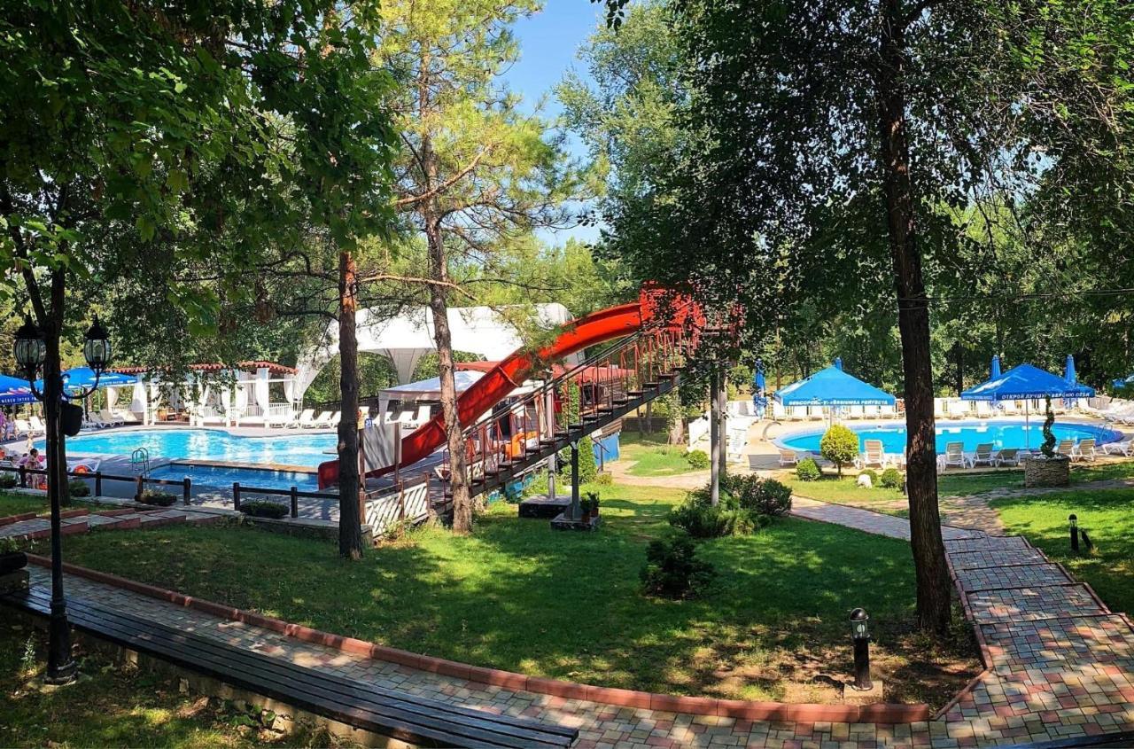 Sky Land Camping & Resort Cricova Buitenkant foto